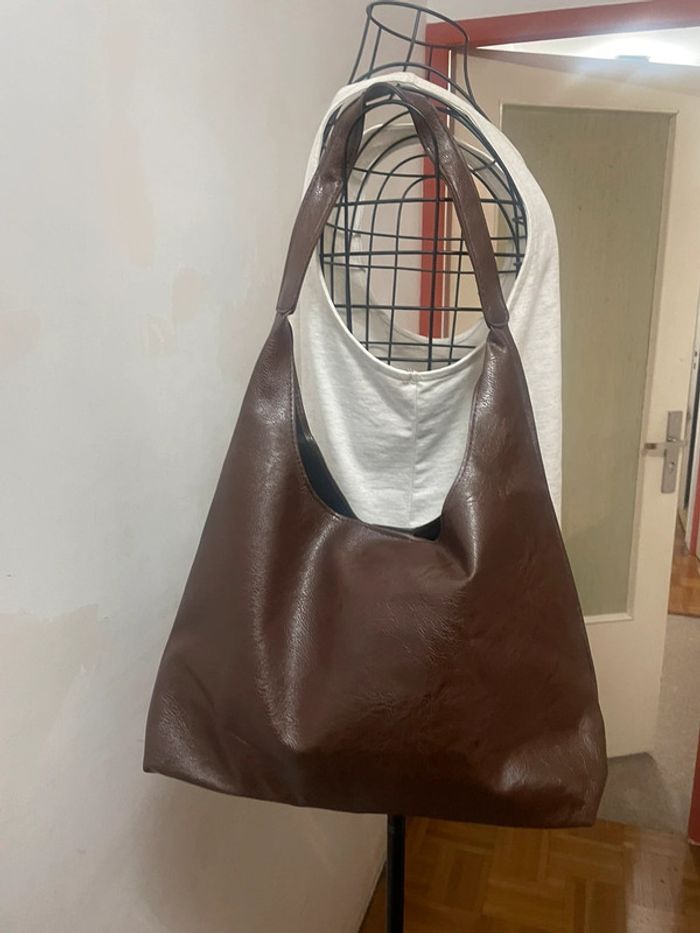 Magnifie sac fourre-tout marron effet brillant - photo numéro 8