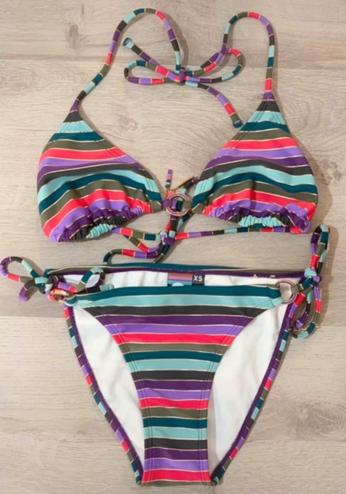 Maillot roxy neuf XS correspond à un 36 maillot neuf jamais porté