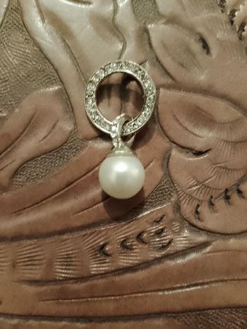 pendentif en métal perle en plastique blanche et strass translucides.