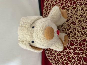 doudou vintage chien beige bandana , langue apparente