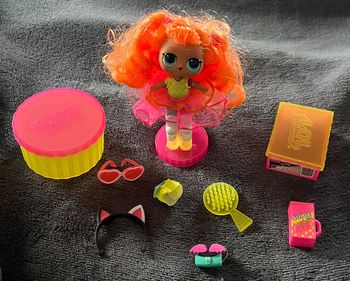 Petite poupée Lol surprise + accessoires comme sur la photos ( 29 )