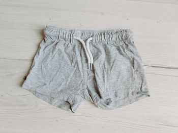 Vêtement fille short gris Gémo 3 ans