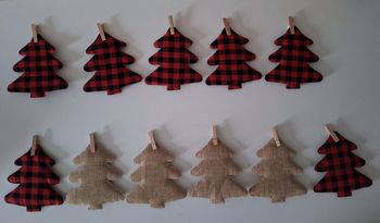 Lot de 11 sapins rouge et beige à suspendre avec une pince à linge