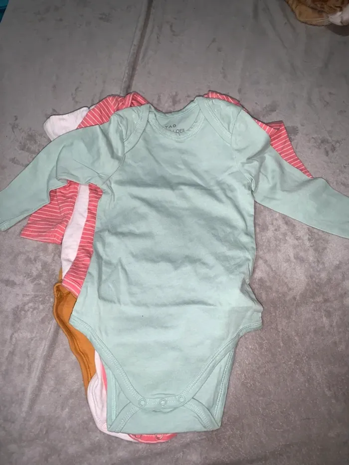 Lot de 4 bodie bébé fille colorés et fleuris - photo numéro 2