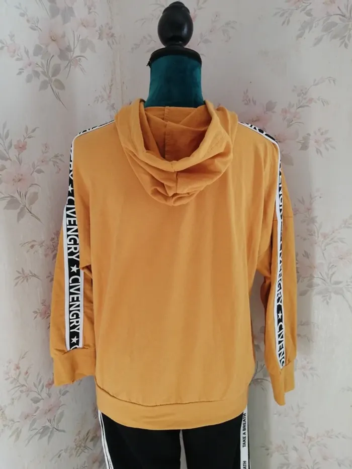 Sweat à capuche fin moutarde avec rubans à message sur les manches / sans marque / (TU) - photo numéro 7