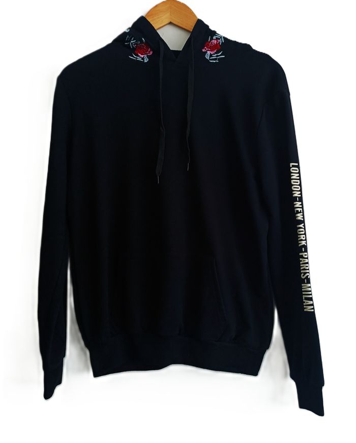 Sweat noir a capuche decor roses rouges. CC Collection. Taille 38 / 40.