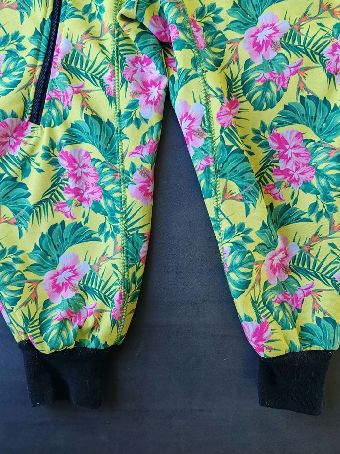 Combinaison de pluie jaune fleurs roses - photo numéro 3