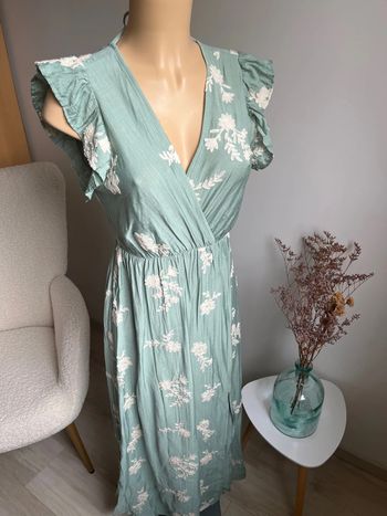 Robe longue vert sauge à broderies beiges sublime