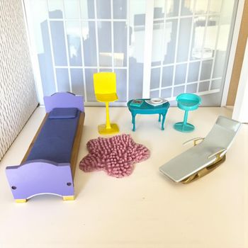 Lot de mobilier et accessoires pour poupée Barbie
