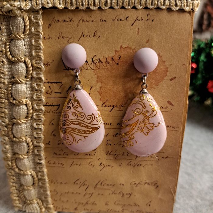 Boucles d'oreilles pendante rose et doré