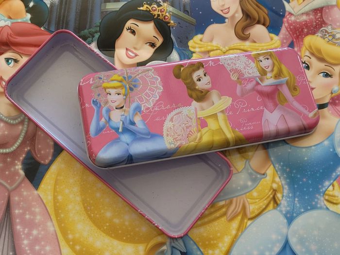 Ensemble poster plastifié neuf et trousse Princesses Disney - photo numéro 2