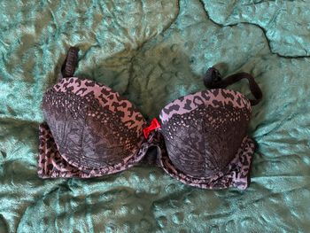Soutien gorge noir et gris imprimé panthère avec dentelle et petit noeud rouge 90 C