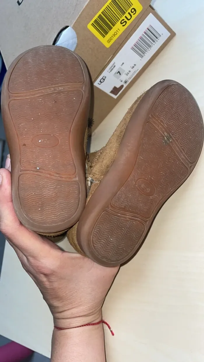 Bottines UGG avec scratch – Taille 23,5 cm - photo numéro 3
