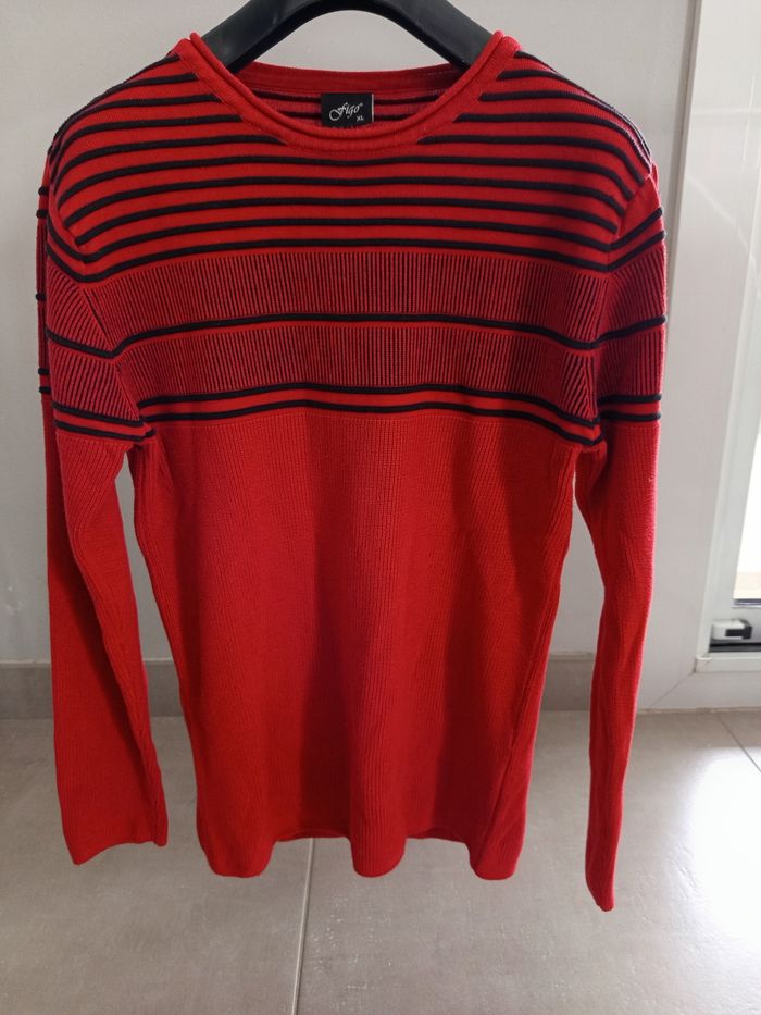 Très beau pull comme neuf rouge foncé et noir