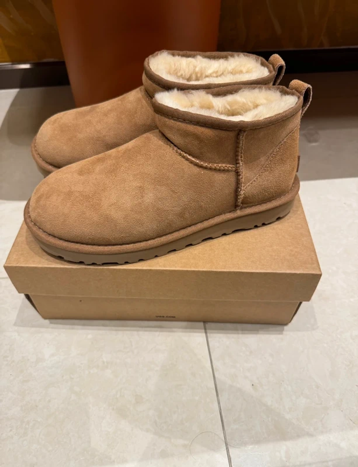 Bottes Ugg mini  taille 38 - photo numéro 2
