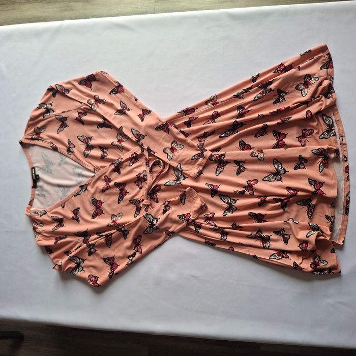 Robe fluide rose poudré à motifs papillons multicolores – Manches longues - Tally Waijl