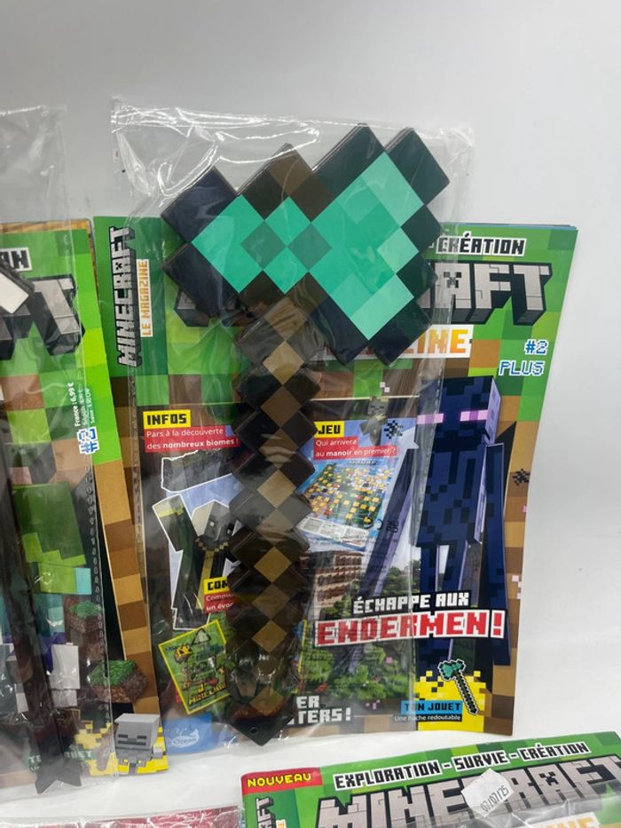 Lot de 4 magazines Livres d'activités Minecraft avec son arc et sa machette et son épée son bouclier - photo numéro 3