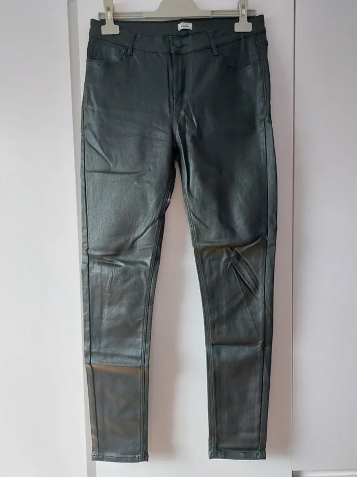 Pantalon skinny laqué kaki