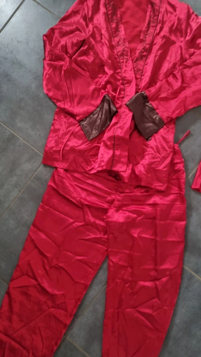Lot 3 pièces pyjama EtAM satin 42 rouge haut sans manches pantalon  et robe de chambre - photo numéro 2