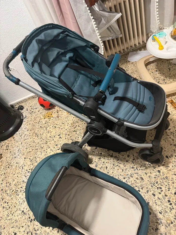 La poussette comprend un siège et une capacité pour les bébés