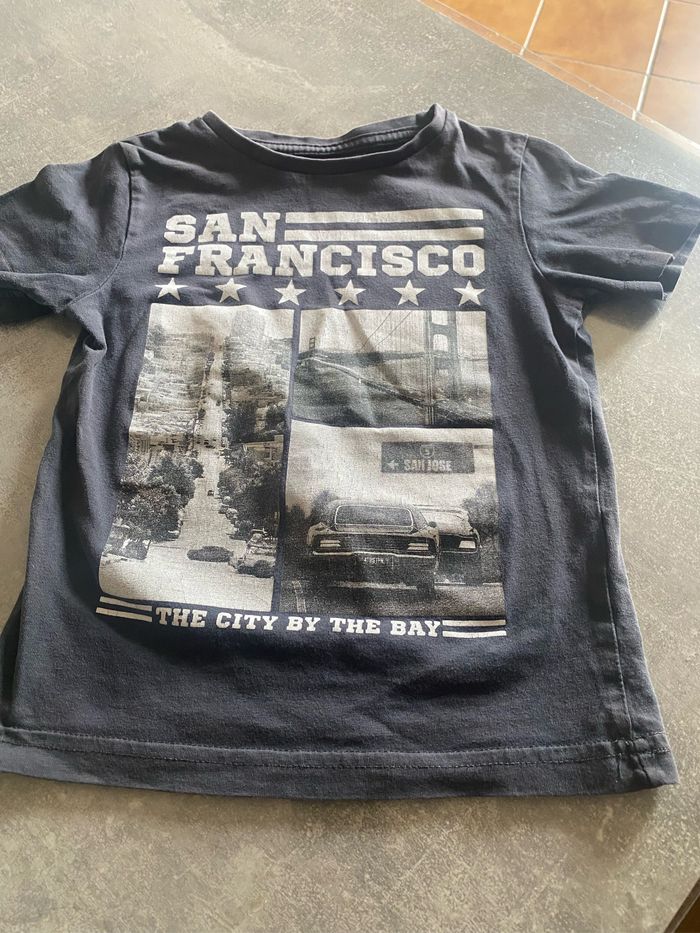 T-shirt en bon état, à part la couleur un peu passée taille quatre ans, marque gémo