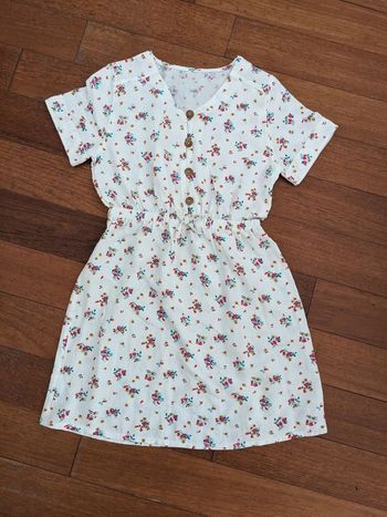 Robe fleuri tres bon etat 8-10 ans