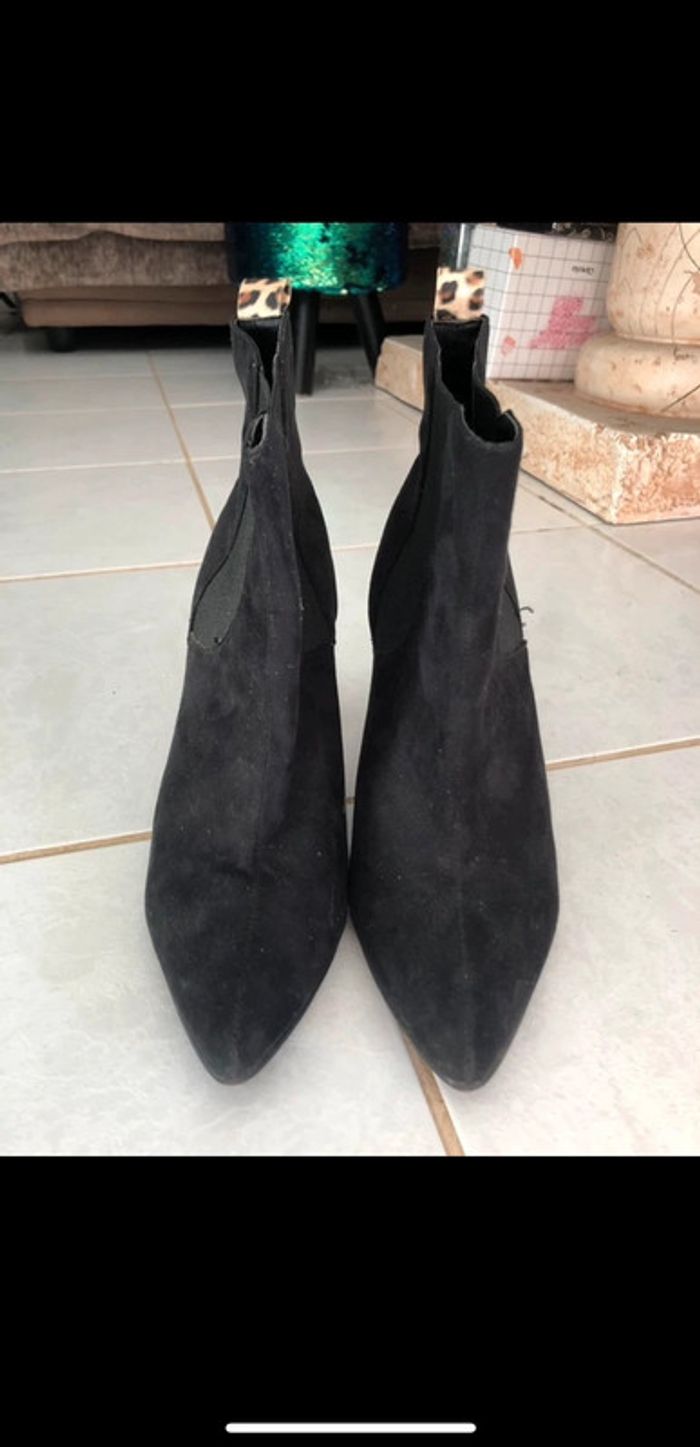 Bottines noires, matière peau de pêche. Comme neuve - photo numéro 3