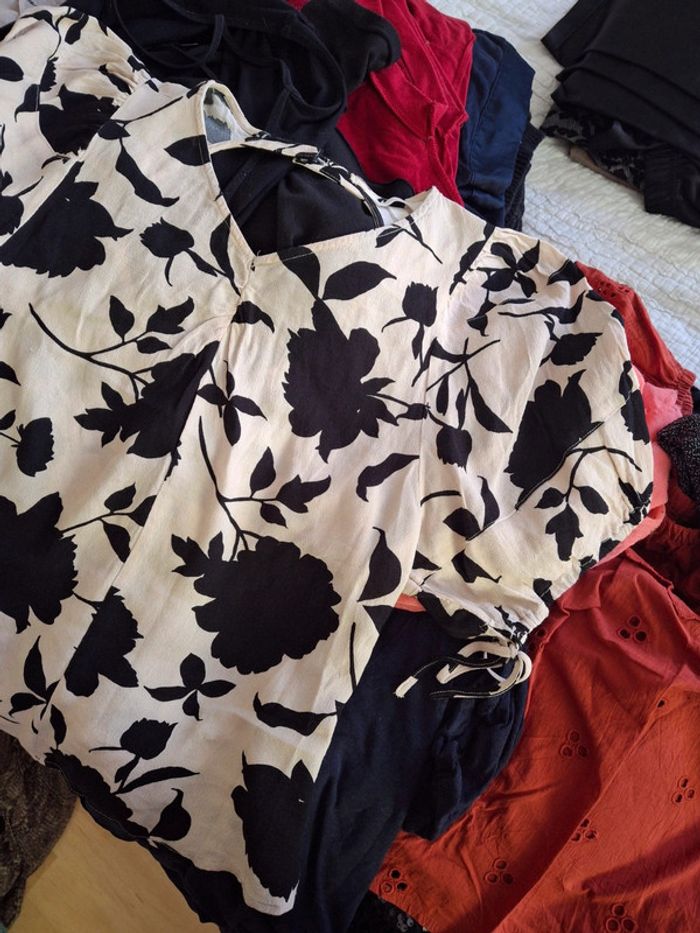 Top fleuri beige noir H&M taille S - photo numéro 4