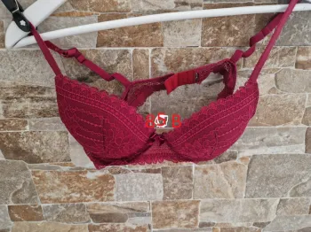 1 soutien-gorge rouge taille 85 B marque ETAM