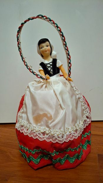 Poupée régionale folklorique danseuse du Pays Basque