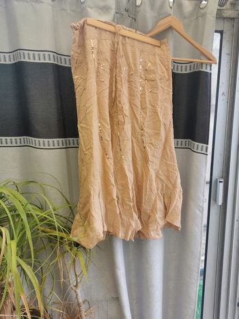 Jolie jupe d été camel à sequins volants et Broderies t 50