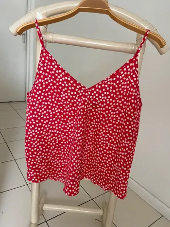 Débardeur bretelle rouge fleurs