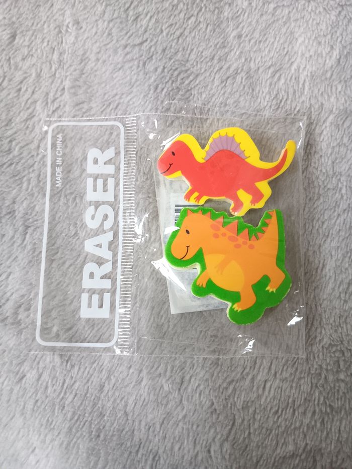 Lot de 2 gommes dinosaures trex et spinosaure