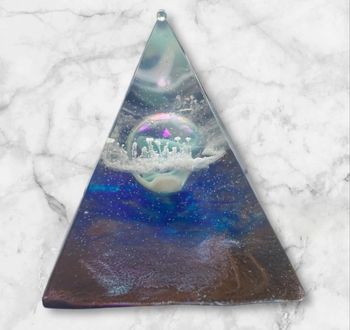 Pyramide en résine