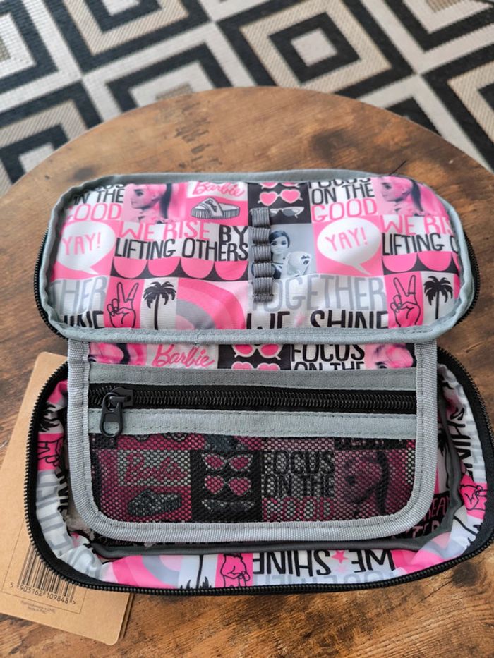Trousse Barbie "Born to Play"  Neuve avec étiquette - photo numéro 3