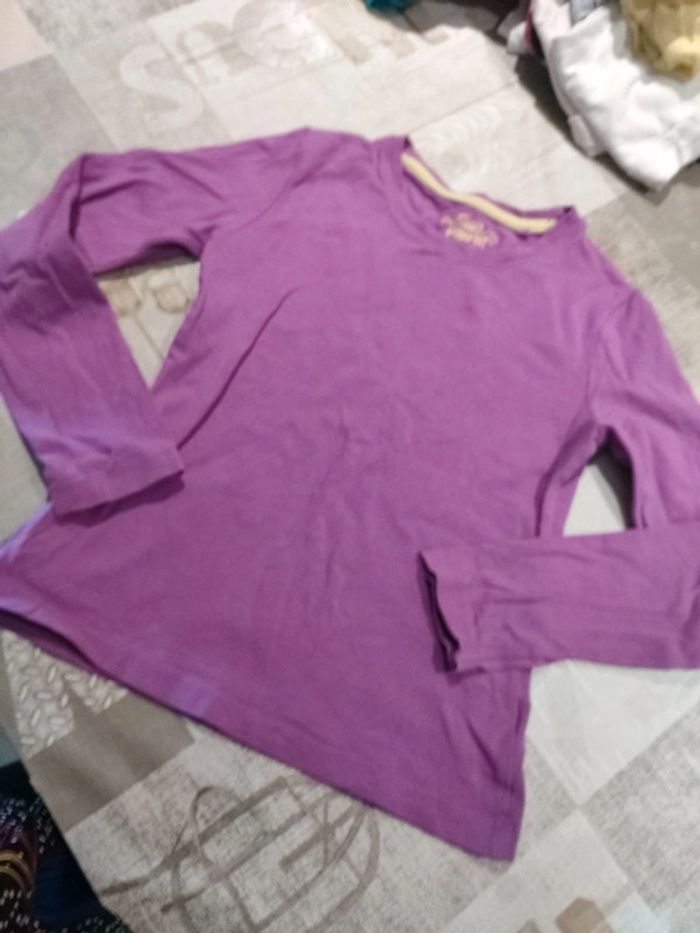 T-shirt manches longues violet taille 6,8 ans