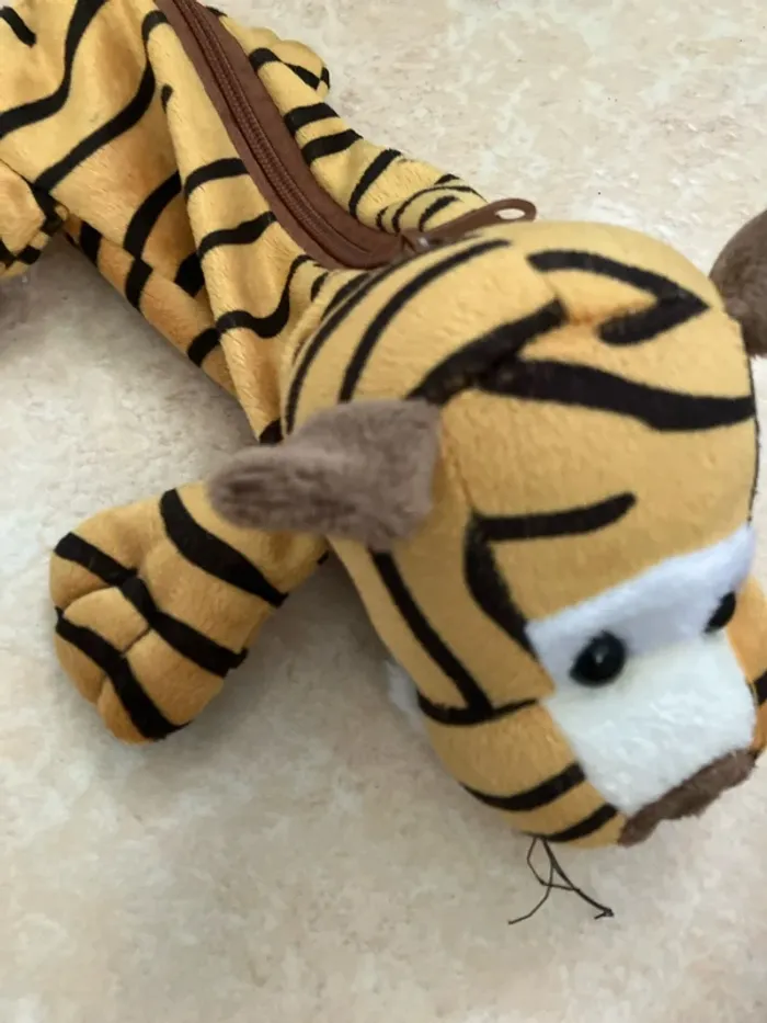 Trousse en forme de tigre – Neuve – Jaune moutarde & marron - photo numéro 2