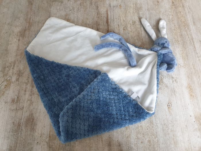 Doudou nattou lapin bleu couverture bleu relief