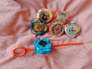 Lot de toupies et 1 lanceur Beyblade burst