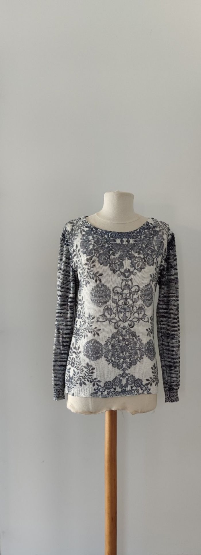 Pull à manches longues gris et blanc femme taille M – très bon état