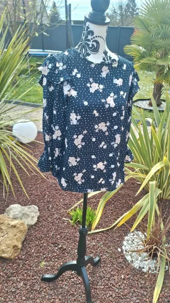 Superbe blouse fleurie taille 38 comme neuve