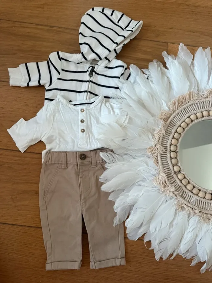 Lot pantalon beige + haut + gilet bébé 1 mois – Blanc & rayures – Mi-saison – Très bon état