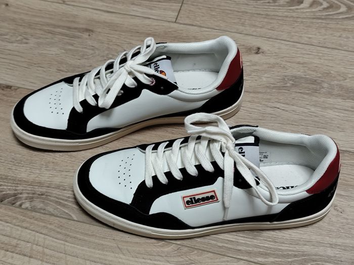 Lot baskets Ellesse et tongs Paris 2024 neuves T 43 - photo numéro 2