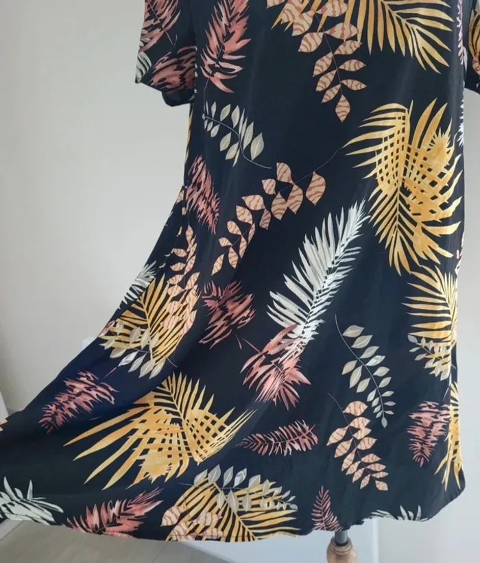 Robe courte noire motifs feuilles jaune et rose corail Taille 40 - photo numéro 5
