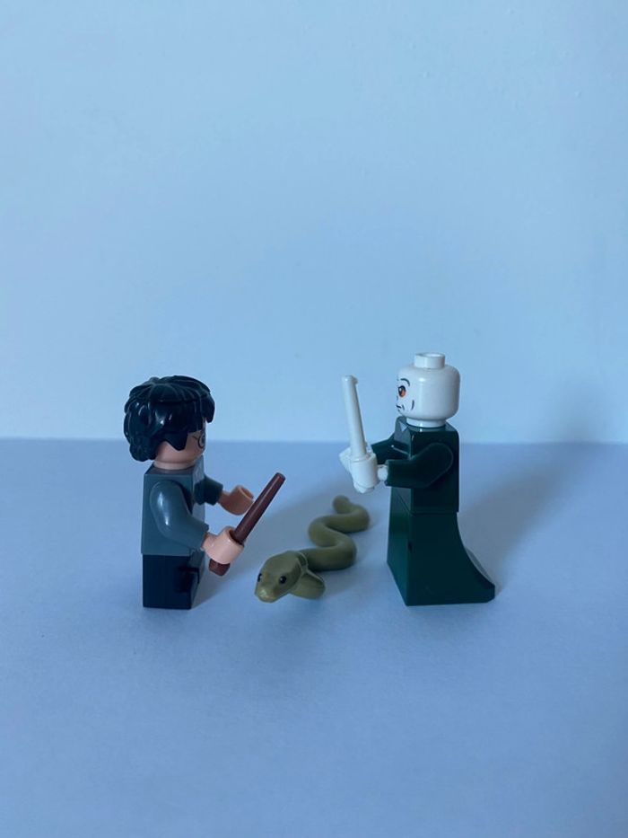 Figurine type lego Harry contre Voldemort et son serpent. Harry Potter - photo numéro 2