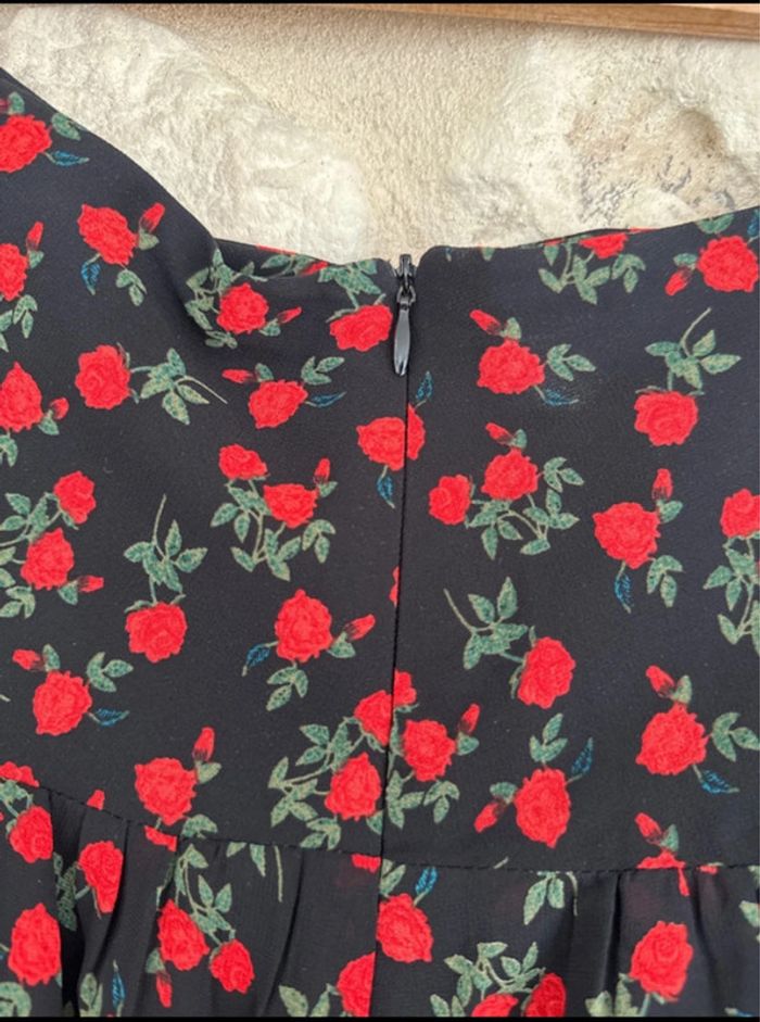Jupe avec des roses rouge Zara Taille M - 5 € - photo numéro 2