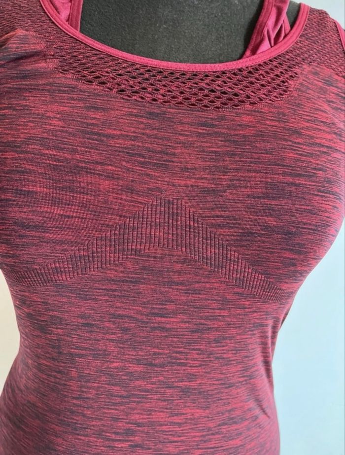 Haut de sport bordeaux et noir taille M de chez Tissaia en très bon état - photo numéro 2