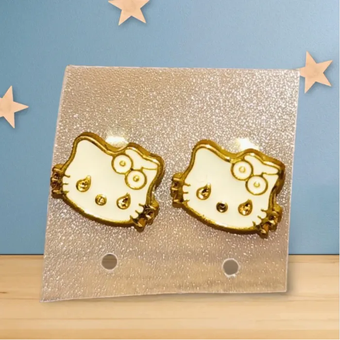 Très jolie boucles d'oreilles Hello Kitty