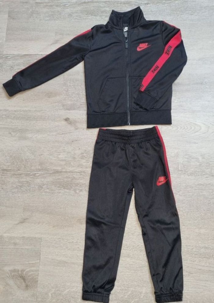 Ensemble de Survetement Nike Noir Rouge Enfant Taille 3-4 ans (98-104cm) Parfait État