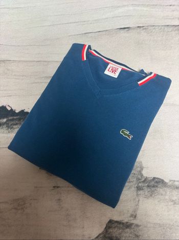 Pull Lacoste bleu ciel à col V tricolore taille L